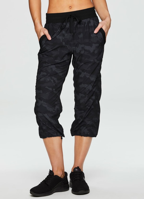 Lumen Lightweight Camo Capri Pant - null